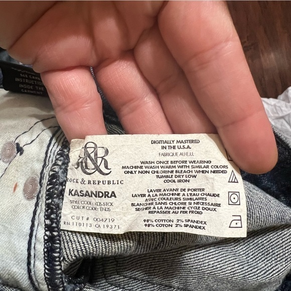 ROCK & REPUBLIC JEANS “KASSANDRA” boot cut denims. Dirty wash *altered length 25 - Picture 4 of 15